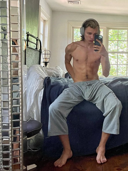 Mirror, mirror, who&lsquo;s the heaviest hanging of them all? https://t.co/eIcaNhAenv