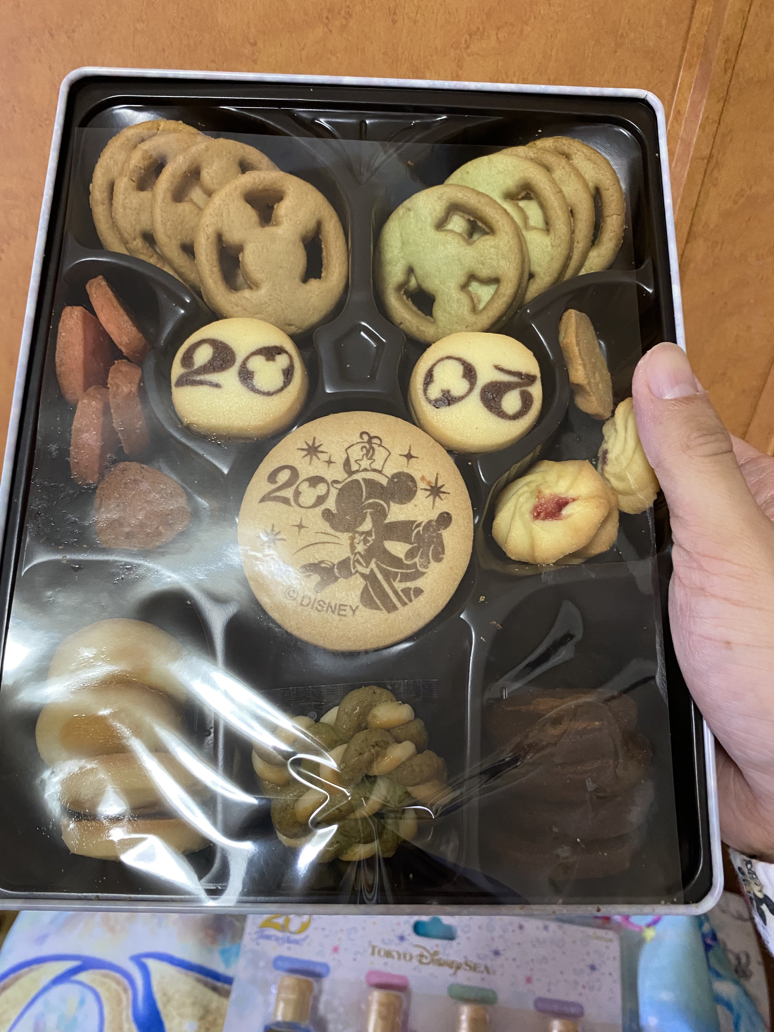 けい Kei 今日のディズニーシー周年グッズの購入品紹介でも詳しくお話ししていますが このユーハイムのアソーテッドクッキー缶に周年期間のtodayやスーベニアなどを入れて1年集めるんですが パッケージもメインアートになっていてとても良きです