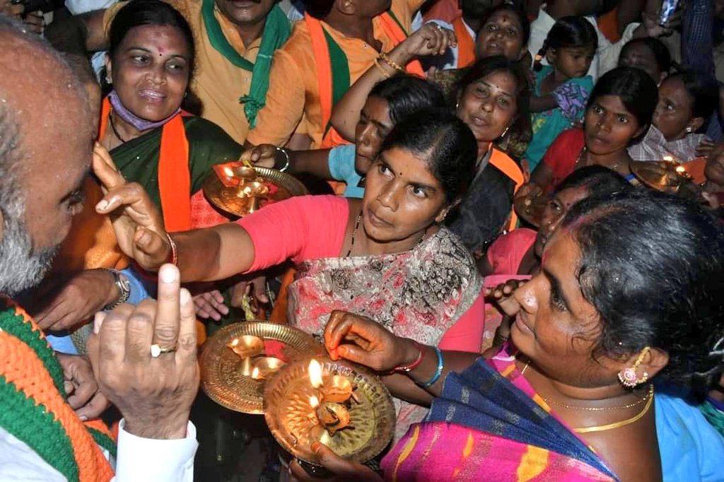bandisanjay_bjp's tweet image. Received a traditional and warm welcome with Mangala harathi and bonalu by woman-folk. 
Nizamabad MP Shri @Arvindharmapuri garu participated in #PrajaSangramaYatra
