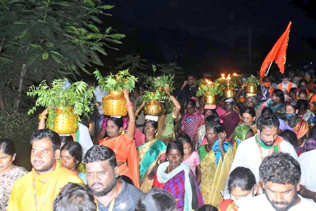 bandisanjay_bjp's tweet image. Received a traditional and warm welcome with Mangala harathi and bonalu by woman-folk. 
Nizamabad MP Shri @Arvindharmapuri garu participated in #PrajaSangramaYatra