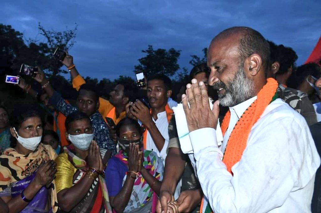 bandisanjay_bjp's tweet image. Received a traditional and warm welcome with Mangala harathi and bonalu by woman-folk. 
Nizamabad MP Shri @Arvindharmapuri garu participated in #PrajaSangramaYatra