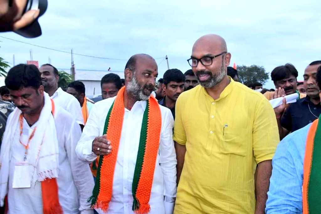 bandisanjay_bjp's tweet image. Received a traditional and warm welcome with Mangala harathi and bonalu by woman-folk. 
Nizamabad MP Shri @Arvindharmapuri garu participated in #PrajaSangramaYatra