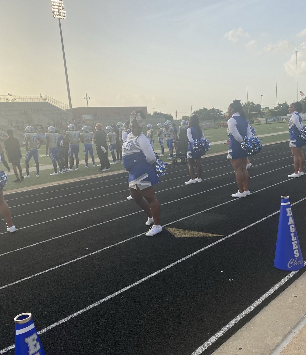 Eagles_Cheer2's tweet photo. last night was our seniors last first football game ! 🎀🏈 https://t.co/qwpNIJ1Jxk