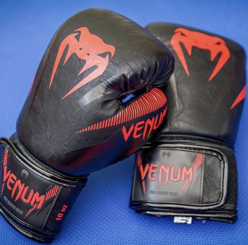 carru42's tweet photo. Win these beauties!! 😍😍 Drop me a message and get a ticket! 🎟 All proceeds to @tommys charity 🌈💙 #venumboxinggloves #raffle #charityraffle #raffle #teamtommys #fundraiser #fundraising #boxing #boxinggloves #venum #venumfightwear #fitness https://t.co/A67MRk3Kg3
