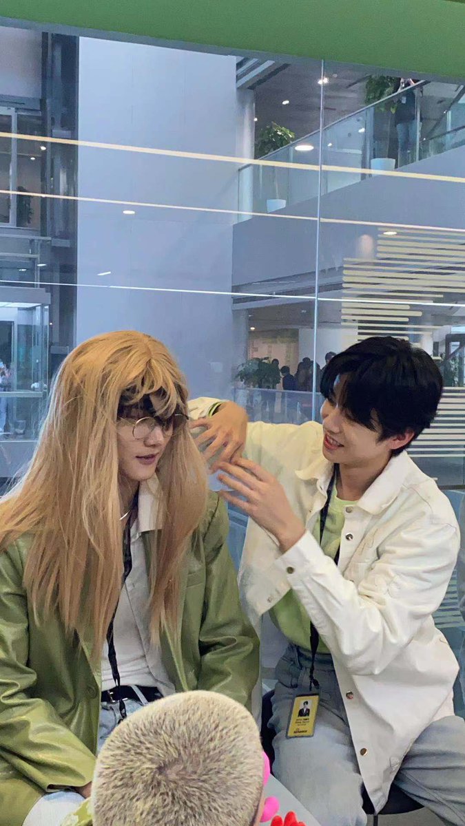 ชุดเขียวในตำนานเฉพาะตอนสัมภาษณ์ Sina ก็คือโมเม้นเยอะมากเลยตะ ยาวๆ ไป 9 นาทีเลย 😘

(m.weibo.cn/6493607423/464…)