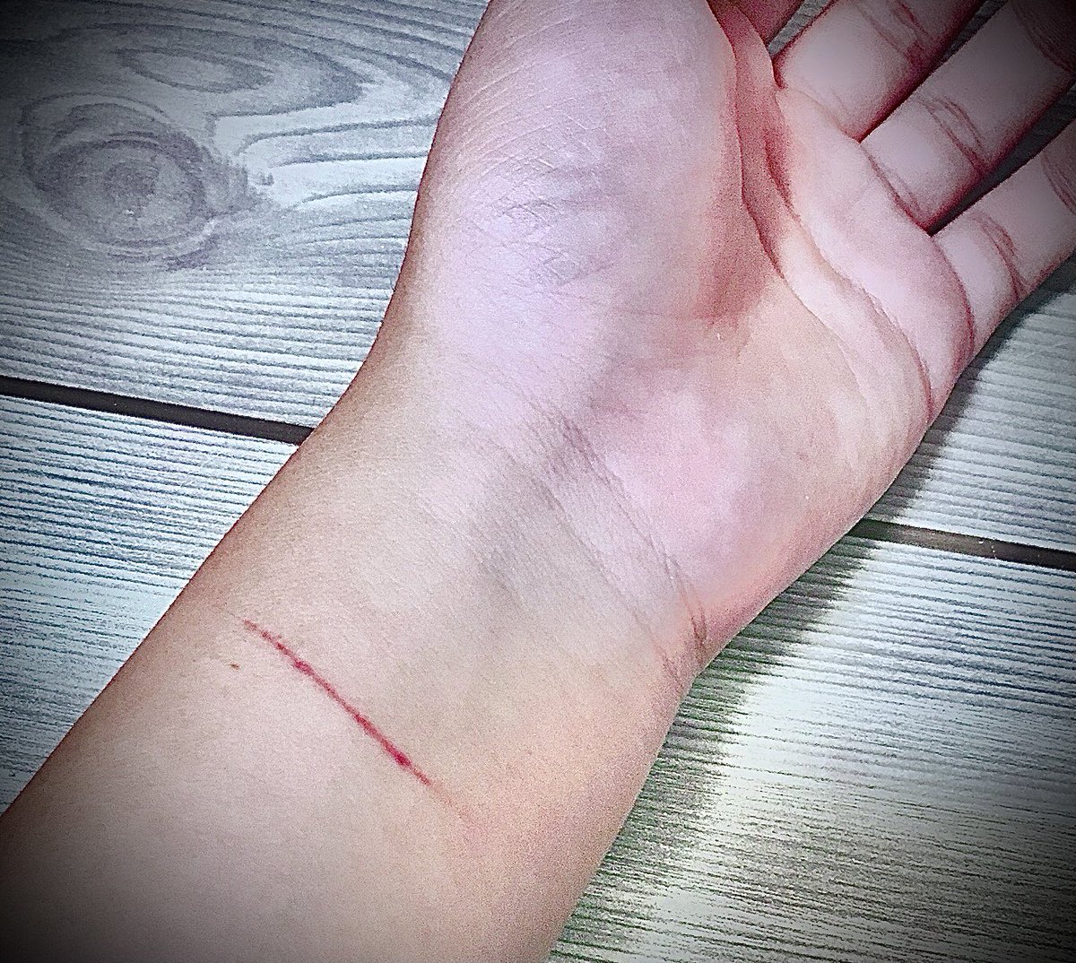 Uzivatel かや Na Twitteru 初めてした まだまだ 初心者 すぎる 学校の行事近いから 手首 1日1本で我慢 ঌ ໒ リストカット リスカ画像 病み垢女子