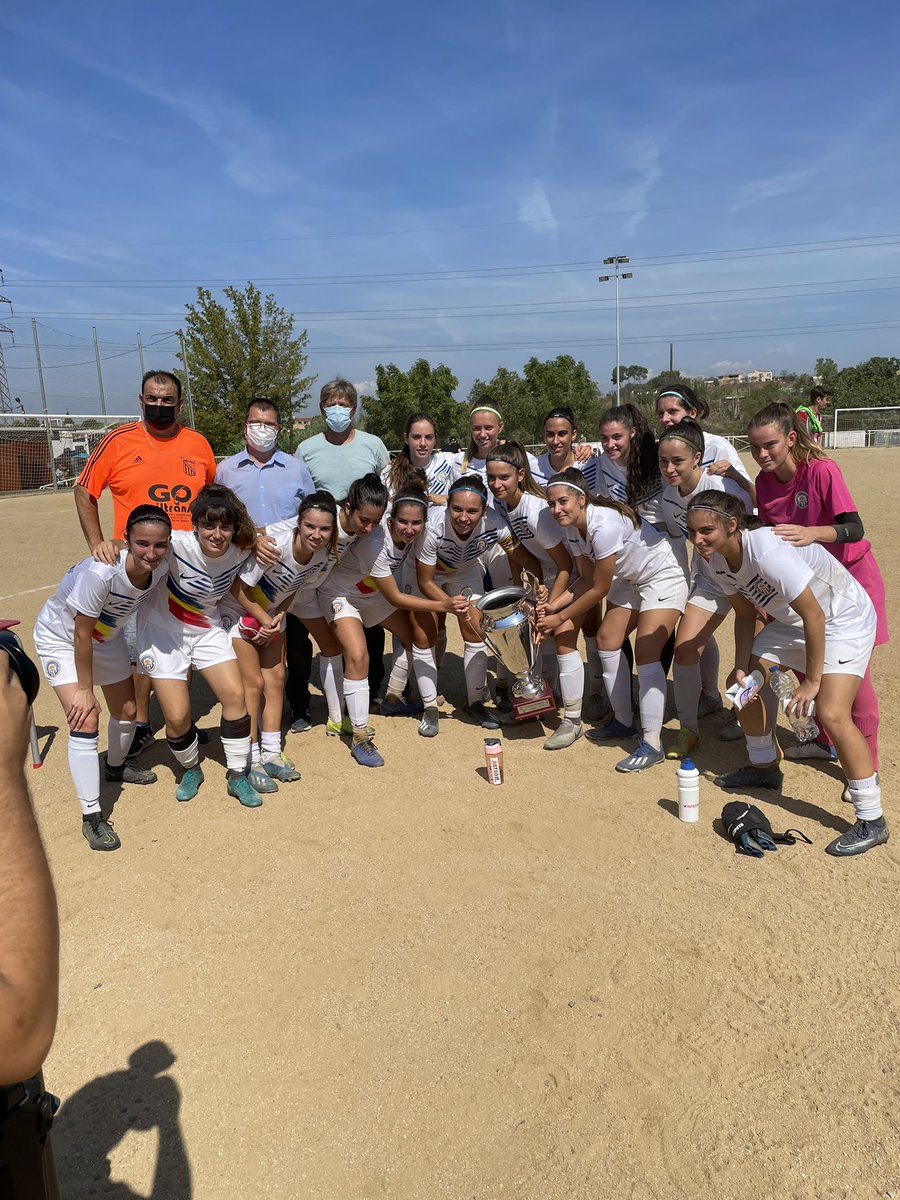 ToniMassegucalv's tweet photo. Cloenda al camp de les Cots d’una nova edició del torneig interbarris de futbol.
Enguany victorià del @nasticmanresa en categoria femenina contra @FCPirinaica i del @cemanresa1906 en categoria masculina contra Sant Pau.
Gràcies @FontCapellans per l’ organització. https://t.co/dMZlGSitgg
