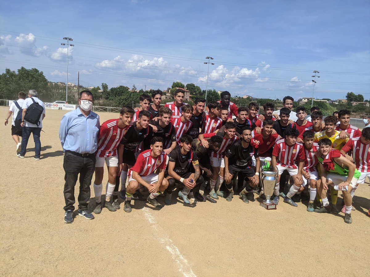 ToniMassegucalv's tweet photo. Cloenda al camp de les Cots d’una nova edició del torneig interbarris de futbol.
Enguany victorià del @nasticmanresa en categoria femenina contra @FCPirinaica i del @cemanresa1906 en categoria masculina contra Sant Pau.
Gràcies @FontCapellans per l’ organització. https://t.co/dMZlGSitgg