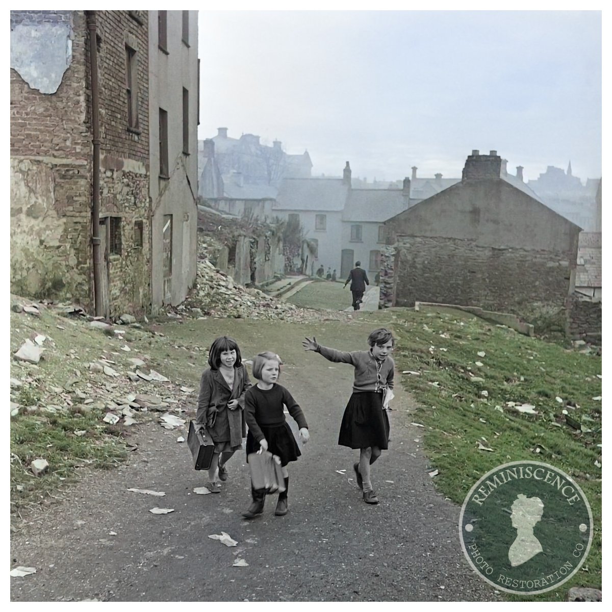 reminiscenceco's tweet photo. Three girls playing on what was locally known as the banking above the Bogside. Do you know the girls?
Photo: Bert Hardy | Picture Post | pub 17th Dec 1955
#Derry #Ireland #Londonderry #OldDerry #lovelyderry https://t.co/TVLHkDYwih