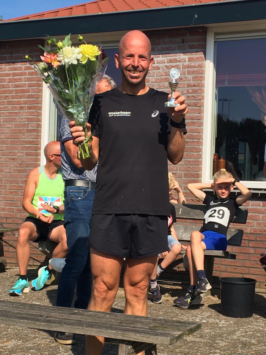 JaccoHeijblok's tweet photo. Vanmorgen opeens zin in een wedstrijdje. Schoenen aangetrokken, startnummer opgespeeld,  @loopmaatjes begroet en gaan rennen.. 

🥉 op de 10km in 38.45m. Hoe ouder, hoe taaier.. 🤣🤣

@Lopen_is_leuk in de zon! 

Ware hoogtepunt? De tweede plek van de 8-jarige op de 2.5km!! 💪🏻💪🏻 https://t.co/CAvzIwkCDA