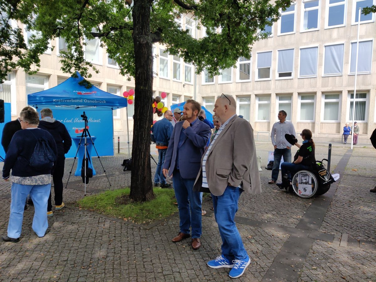 foto_kemp's tweet photo. 1255 inzwischen etwa 50 TN bei der #AfD in #Hannover. Es gibt personelle Überschneidungen mit dem #Querdenken #Aufmarsch gestern.
#h0509 #h0409 https://t.co/MSdqHhuQM9