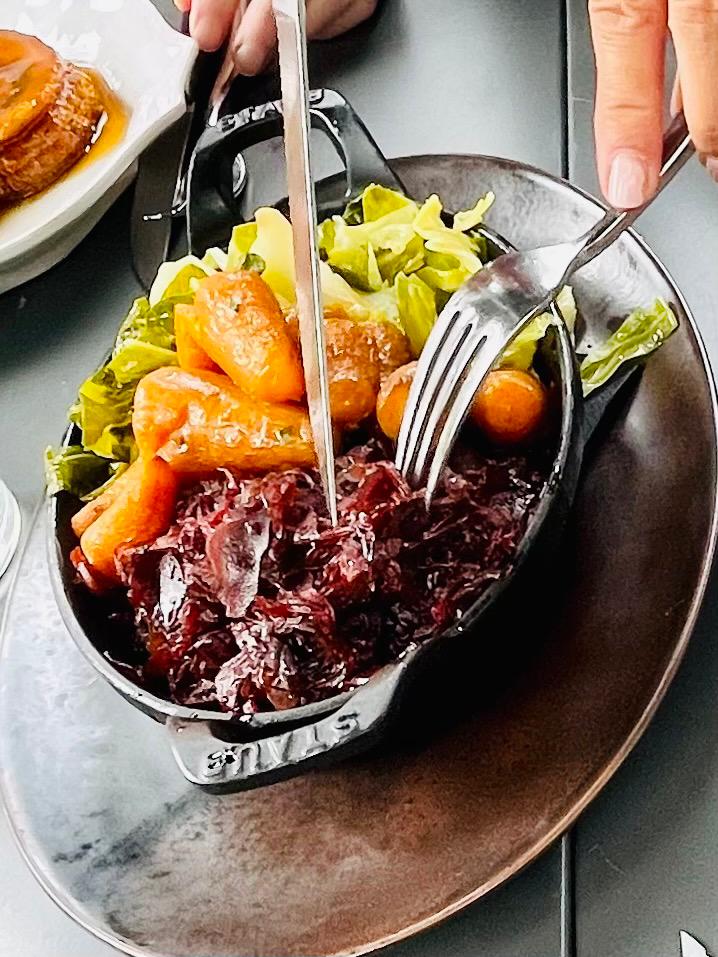 #SundayRoastClub, just without the faff of having to cook it yourself. You can always expect meat/pithivier cooked to perfection, crispy roasties, and enough veggies for the whole family to share, and yes, JUGS of gravy.
-
#sundayroast #sundayvibes #sundaydinner #sundayfunday