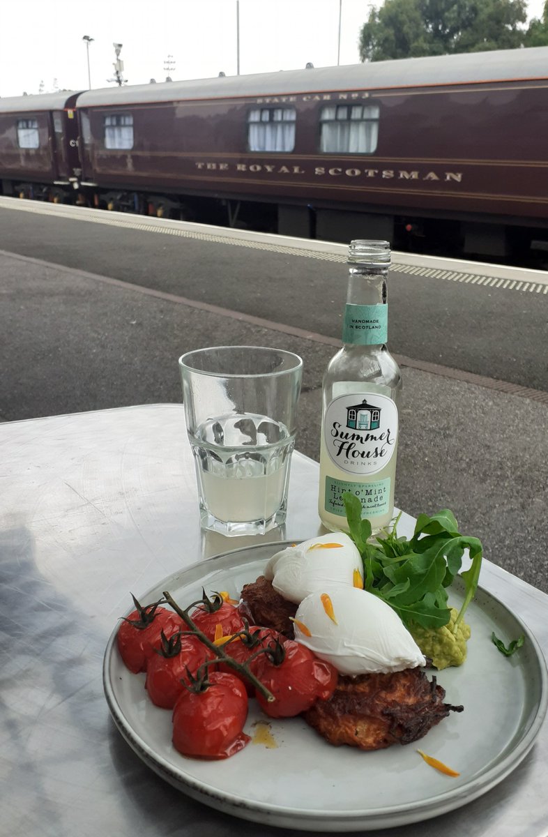 #SundayBrunch Dingwall style, with #TheRoyalScotsman in the background. Amazing food (again) at #Ems&Co with refreshing Hint o' Mint from the amazing @SummerhouseFizz - the perfect accompaniment.