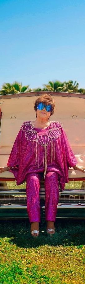 elgoldenxly's tweet photo. trovo una certa somiglianza di orietta berti con harry styles a las vegas🧐 due queen messi insieme https://t.co/XZhW9j4GeQ