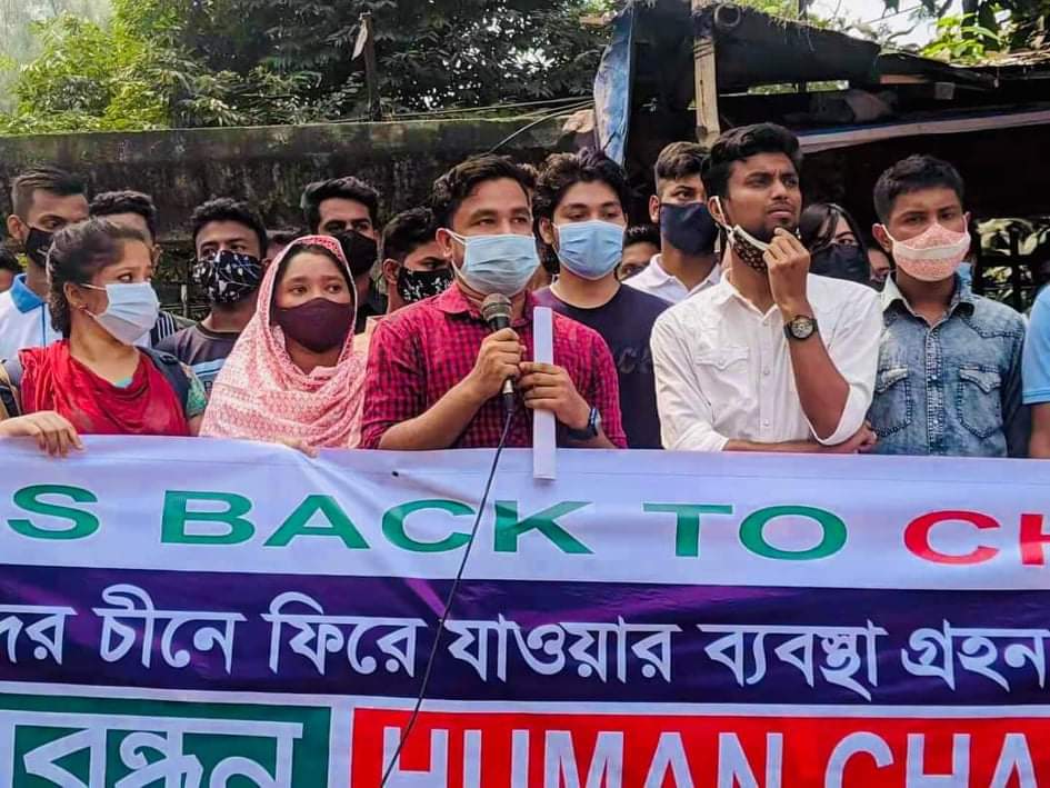 CIntl_student's tweet photo. Today students stranded in Bangladesh did a protest in front of the foreign ministry, demanding to go back to China. They are enrolled in different Chinese Universities and doing BS, MS and PhD degrees. They are unable to get visa of China.
#TakeUsBackToSchool
#takeUsBackToChina https://t.co/wOVOg0sZUM