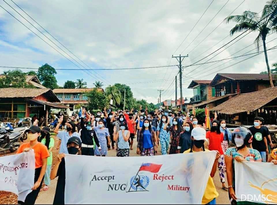 FreddyThaw21's tweet photo. 🇲🇲 In #Launglone Township, Junta cut off the Internet and Telecoms, but peaceful protesters of Launglone marched and protested against Military Dictatorship in this evening. We will continue speak out for our county's Justice.
#WhatsHappeningInMyanmar 
#Sep5Coup https://t.co/TdHEjulzo5