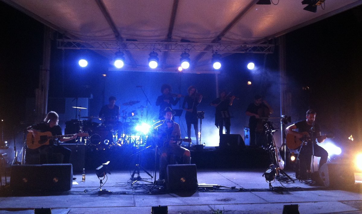 Fansingtons's tweet image. Er zijn best veel @kensingtonband fans die om wat voor reden dan ook niet bij de shows in Tivoli kunnen zijn. Hopelijk is er dus straks ook een livestream voor het thuispubliek 🤞🏽