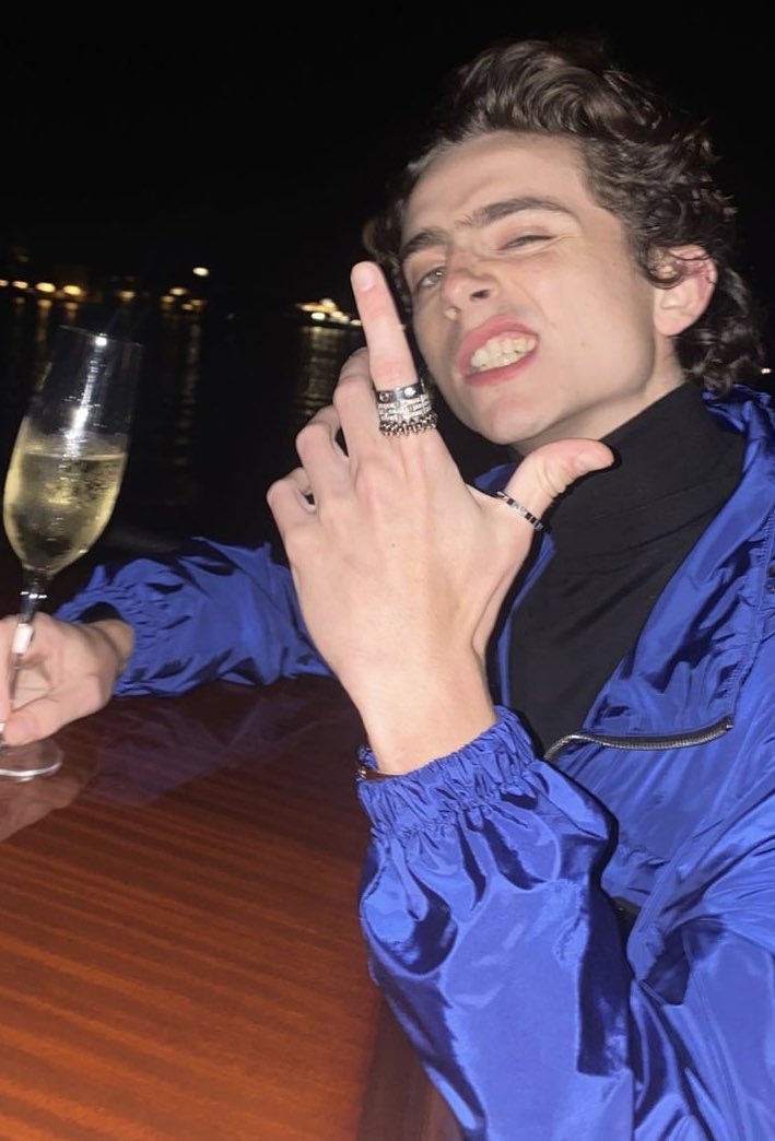 _amantedelcine_'s tweet photo. Timothée Chalamet: orecchini, anelli e collana.
Purtroppo a me interessa molto. https://t.co/br5hTIiQks