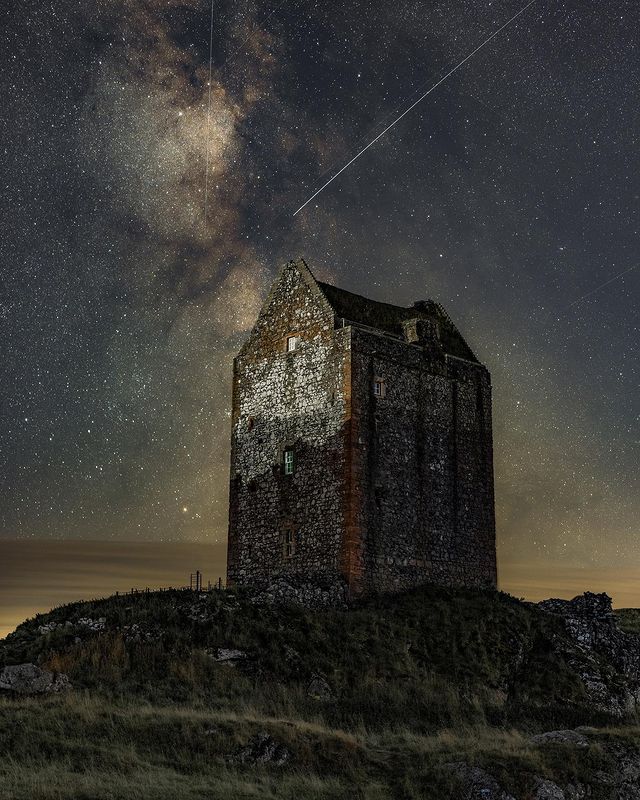 Did YOU know #Scotland has some of the best dark skies in Europe?! ✨💫 #SeeSouthScotland 📍 Smailholm Tower, Scottish Borders 
📷 IG/martindonaldsmith #RespectProtectEnjoy