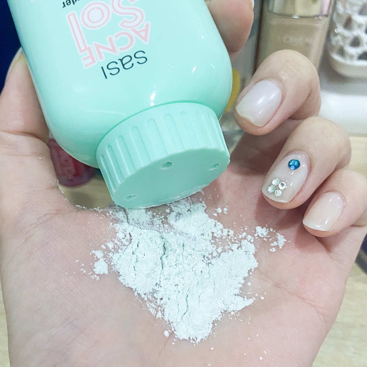 nnannie_e's tweet image. ใช้มาขวดที่ 2 แล้ว แป้งฝุ่น Sasi acne sol 💚ตัวนี้ เนื้อเค้าเนียนละเอียด แล้วช่วยควบคุมความมัน + ลดการเกิดสิว เหมาะมากใช้วันแต่งหน้าเบาๆแบบบางแป้งบางๆอยู่บ้าน น้องขวดปุ้กปิ๊กจะพกพาก็ได้นะ หาซื้อง่ายมั๊ก 7-11 ก็มีเเล้วว #ไว้รีวิวห้ามขายของโว้ย