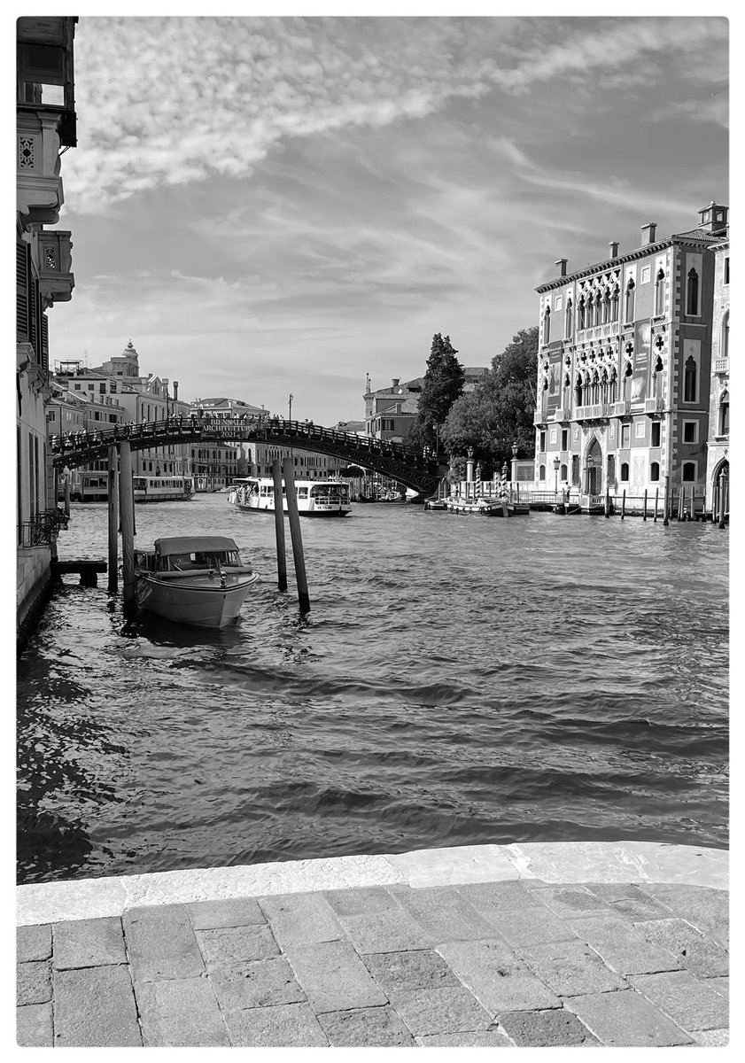 Venice 1950 (David CHIM Seymour) and today 

#Venezia #Venice #Venedig #CanalGrande