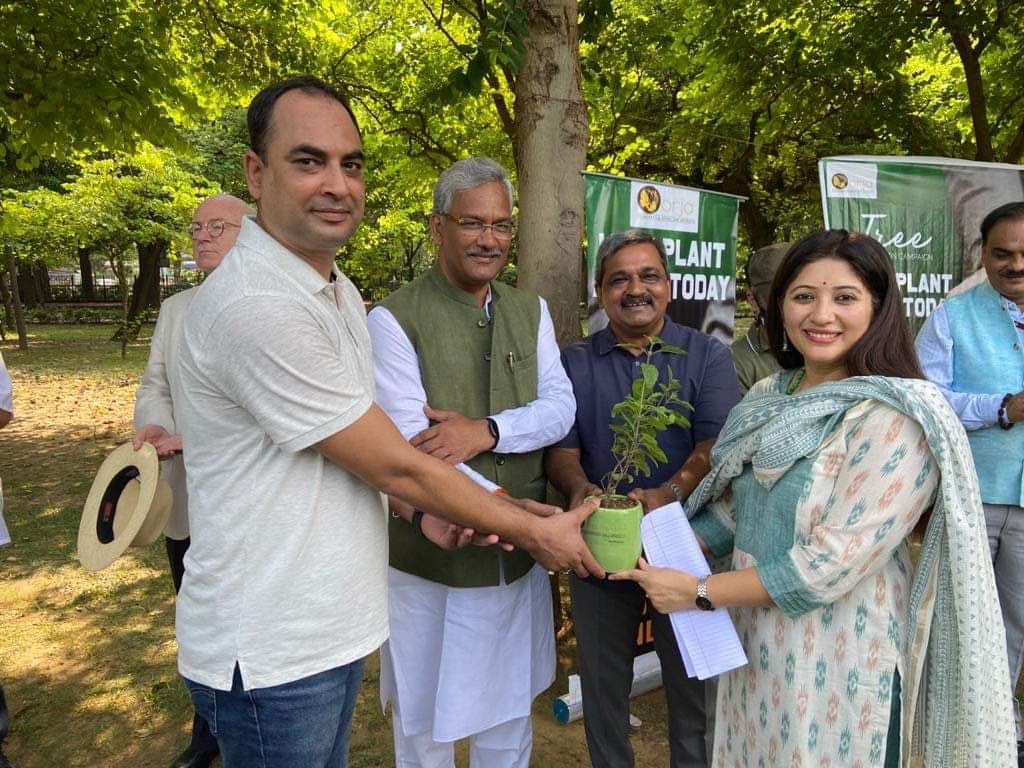 tsrawatbjp's tweet photo. ऊर्जा फाउंडेशन द्वारा नई दिल्ली स्थित चाणक्यपुरी के नेहरू पार्क में वृक्ष को गोद लेने के अभियान की शुरुआत की गई। अभियान में ऊर्जा फाउंडेशन की फाउंडर, भारतीय जनता पार्टी महिला मोर्चा की राष्ट्रीय महामंत्री श्रीमती @deeptirawatbjp जी, सदस्यों एवं स्थानीय लोगों ने भाग लिया। https://t.co/8dHjPFVaRC