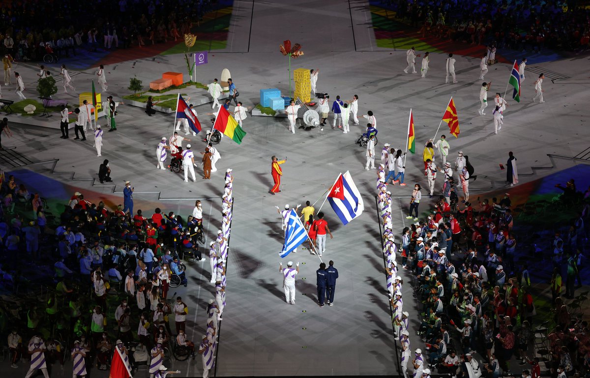 Les porte-drapeaux arrivent dans le Stade Olympique oui oui ! ✨

#ClosingCeremony | #JeuxParalympiques | #Tokyo2020