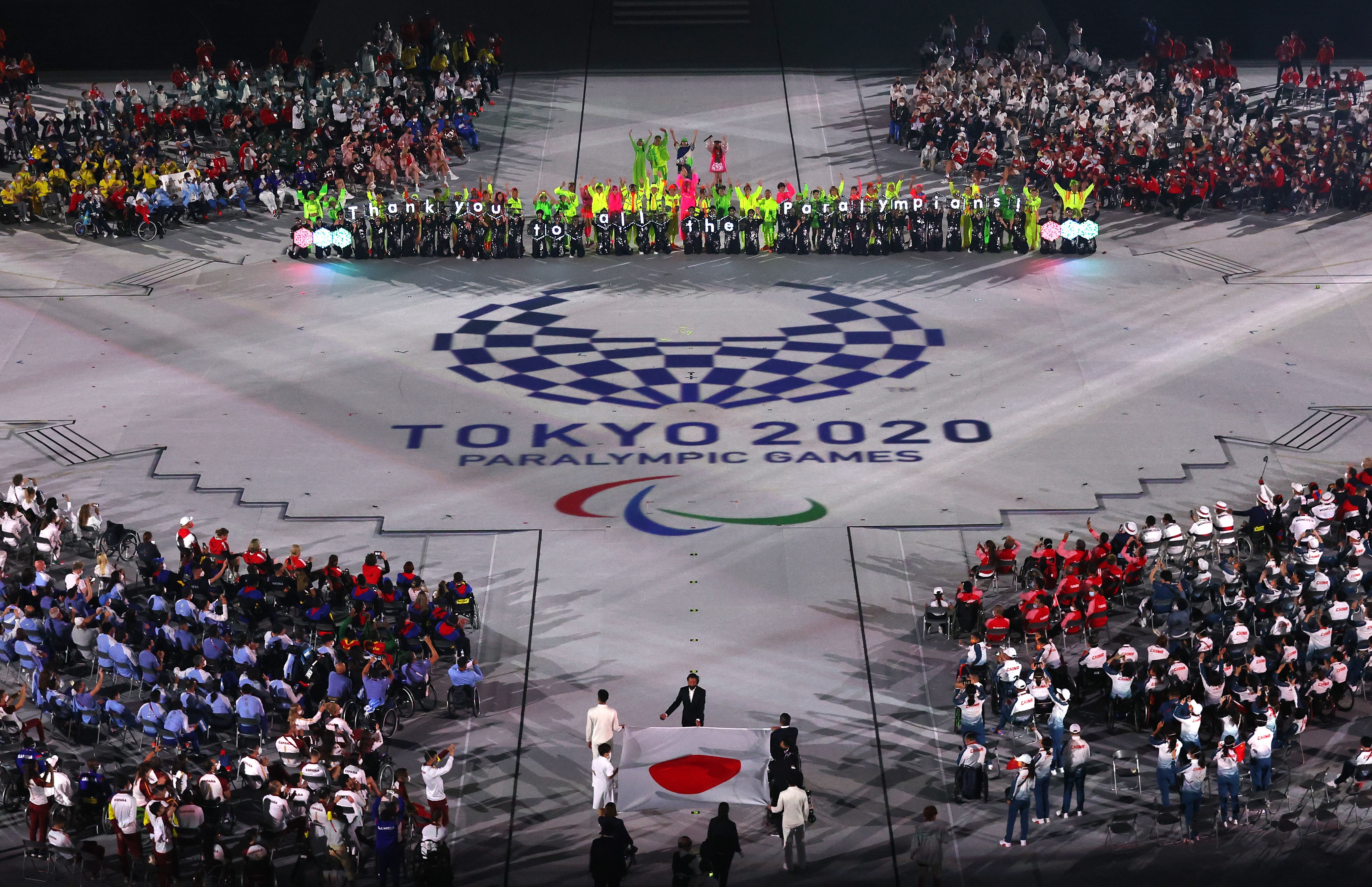 The national flag of Japan is carried into the stadium by Tomoki Sato, Minobe Kasuyazu, Miyuki Yamada, Yamamoto Keiko, Motoki Iwakiri, Koike Sakura during the Closing Ceremony.