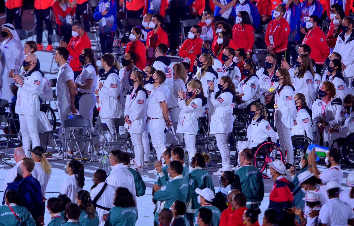 Pendant que certains portent, les autres regardent. 😉

#ClosingCeremony | #JeuxParalympiques | #Tokyo2020