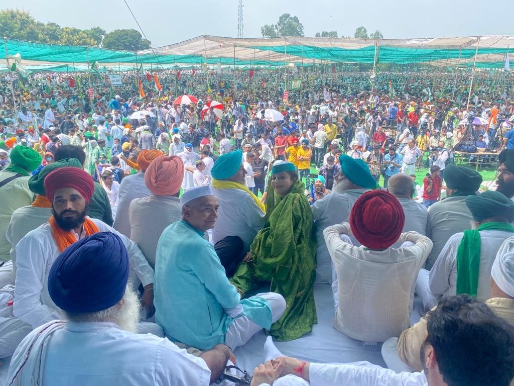 Huge gathering in Muzaffarnagar Kisan Mahapanchayat today. Clearly, it indicates farmers aren't going to bow down to the dictates of the current regime. Now it's time for the govt to take them seriously and listen to their demands.
#MuzaffarnagarMahaPanchayat 
#Muzaffarnagar