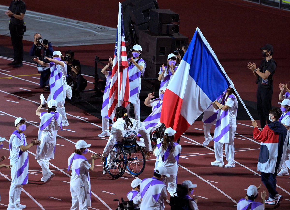 Mais qui porte le drapeau de la France ? 🇫🇷 🤔

#ClosingCeremony | #JeuxParalympiques | #Tokyo2020