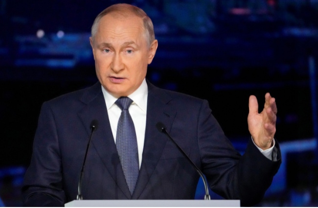 Echinanews's tweet photo. Russian President Vladimir Putin, speaking at the Eastern Economic Forum in Vladivostok on Friday, said the #origintracing of the coronavirus is critical, but it should not be politicized. The Russian leader also warned politicizing the matter will lead to no good results. https://t.co/6GzHr49kx5