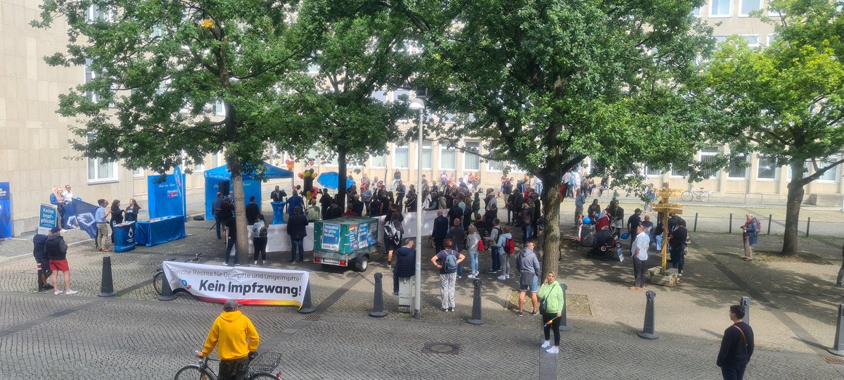 Pixel_Matsch's tweet photo. Ich bin heute in #Hannover bei einer #Kundgebung der #noAfD. Ich bin allerdings heute etwas schreibfaul - war ein langes Wochenende.
Aber die Kollegen @foto_kemp, @le0nenrique, @finnandorra, @Monitorex_fotos und ein paar andere berichten. #h0509 https://t.co/3A4nNa4Xhq