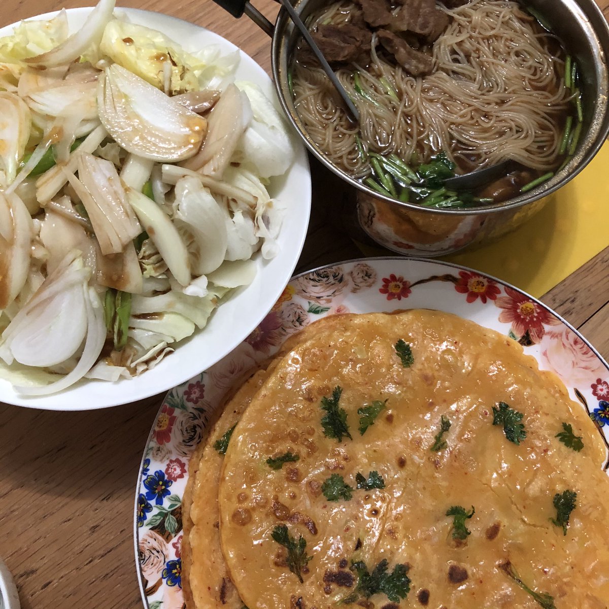 sumeru0615's tweet photo. 抹茶紅豆麵包
韓式泡菜煎餅加牛肉湯米線
週末就是在家看書和做飯
我喜歡的方式度過
#food #foodie #homecooking
#matchabread https://t.co/kmap52Cz9M