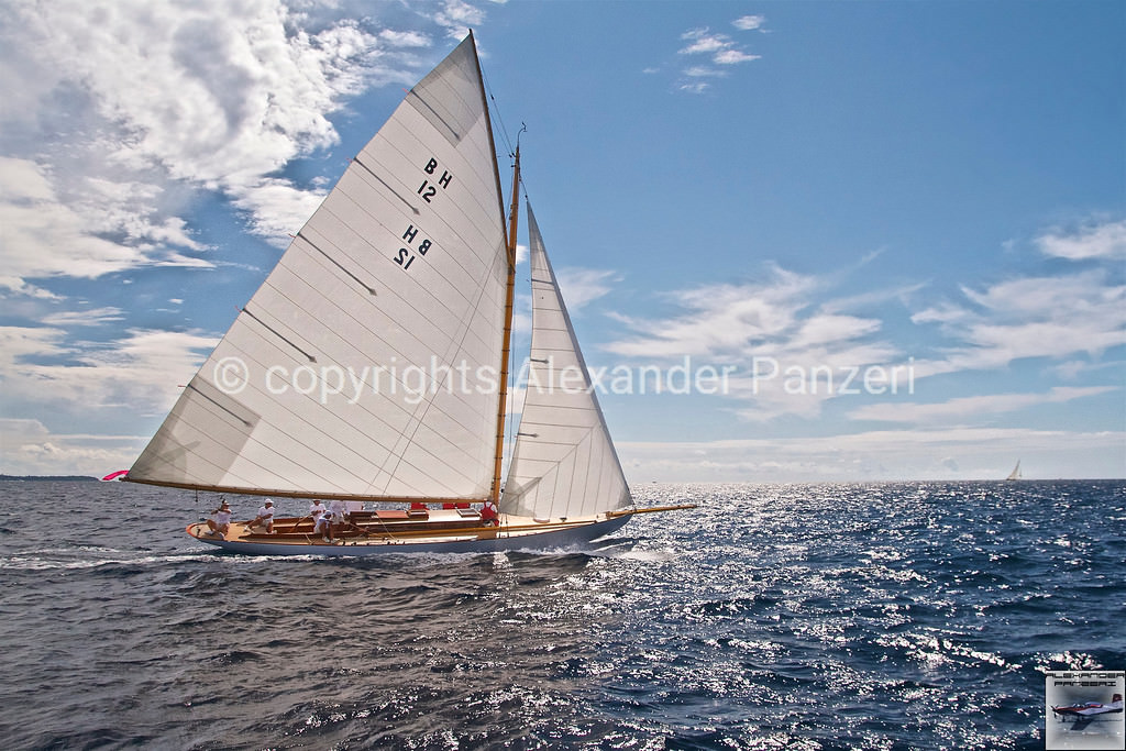 AlexPanzeriFoto's tweet photo. RéRo - 3 - Back on Red Carpet
Day 1 the novice is on the stage
https://t.co/uE0FWcF4zh
#Sport #Sail #Sailing #RégatesRoyales #Cannes #OldSail #Classic #Dragon #regatesroyalescannes #regatesroyales #BPMed #MarinePool #StarClass #1TonClass #55Class #SCUD #TeamPrada https://t.co/K0quoWY5Ad
