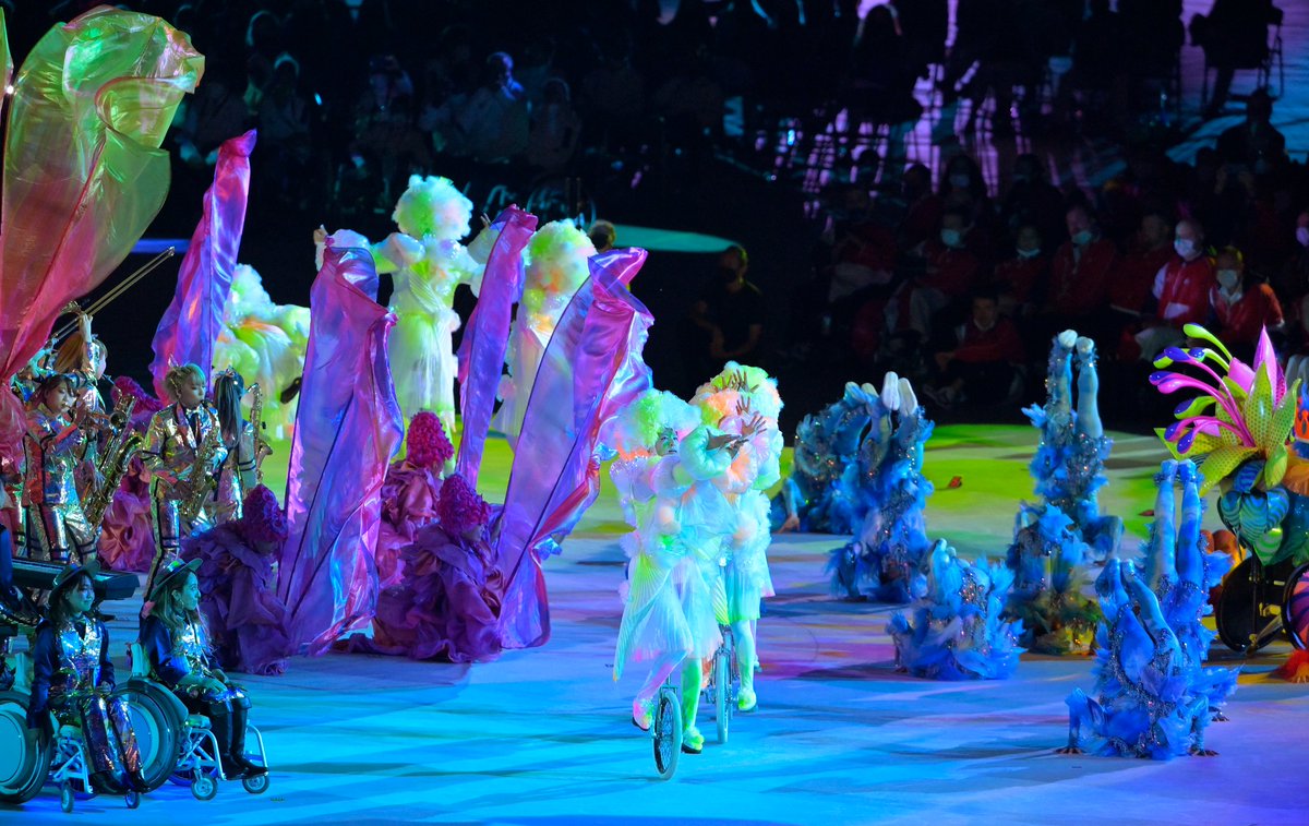 Anyone else digging these fluorescent costumes?⚡️⚡️ #ClosingCeremony #Tokyo2020