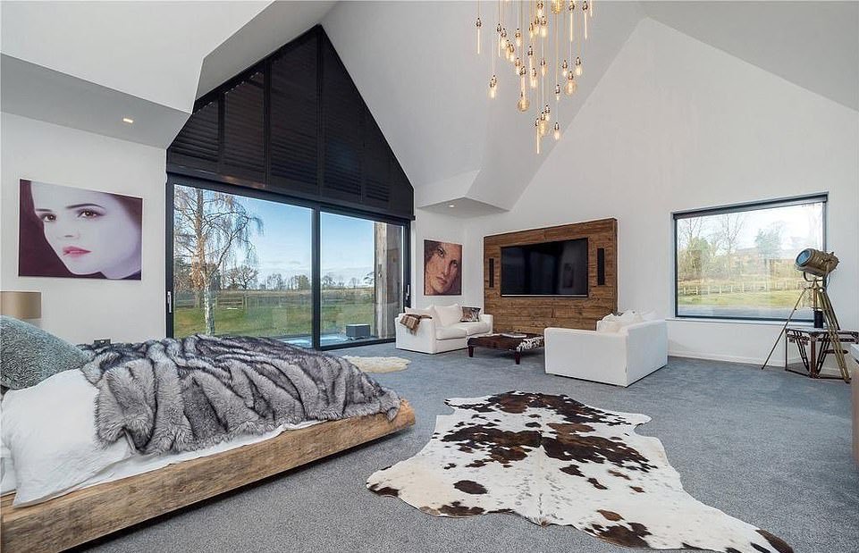 ArobaseGiovanny's tweet photo. La nouvelle maison de Cristiano Ronaldo à Manchester https://t.co/Mjn577Strf