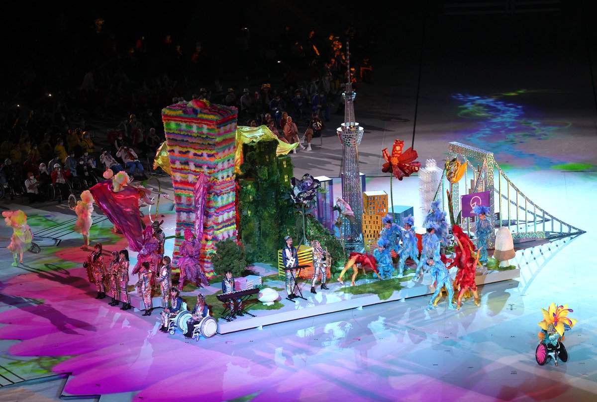 La soirée bat son plein. C'est le moment pour #Miraitowa et #Someity de faire leur entrée ! 🤩

#ClosingCeremony | #JeuxParalympiques | #Tokyo2020