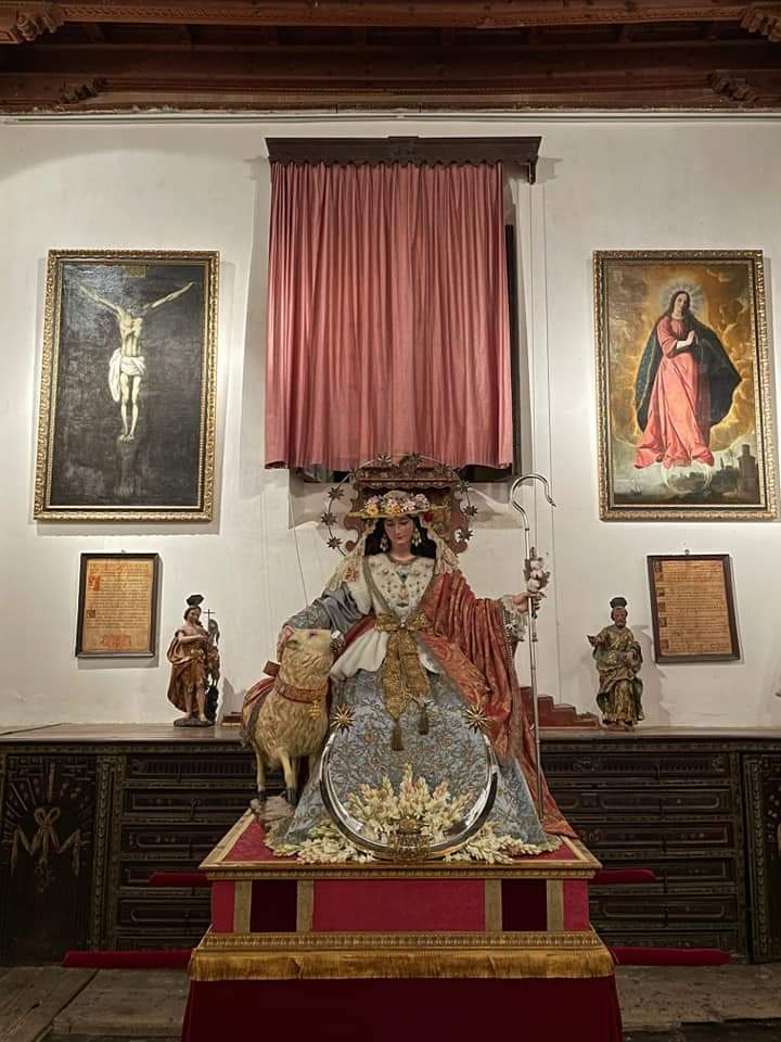 La Divina Pastora preparada para el traslado de hoy a las 20:30, tras la misa parroquial. Al término, se presentará el cartel, obra de Luis de la Pura 
La Virgen estrena un manto rojo brocado en oro antiguo, donado por unos devotos de la Virgen.

Fotos: Pastora Marchena