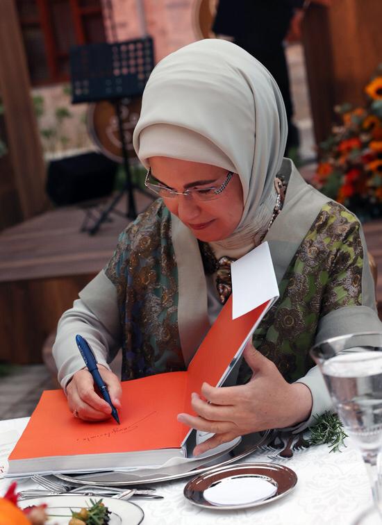 AkKadnlarandr1's tweet photo. “Asırlık Tariflerle Türk Mutfağı” kitabının tanıtım programı gerçekleştirildi.

Emine Erdoğan Hanımefendinin öncülüğünde; ünlü şef, akademisyen ve uzmanların katkılarıyla hazırlanan kitap, Türk mutfağının zenginliğini uluslararası alanda tanıtacak. https://t.co/D9gLHAnCYn