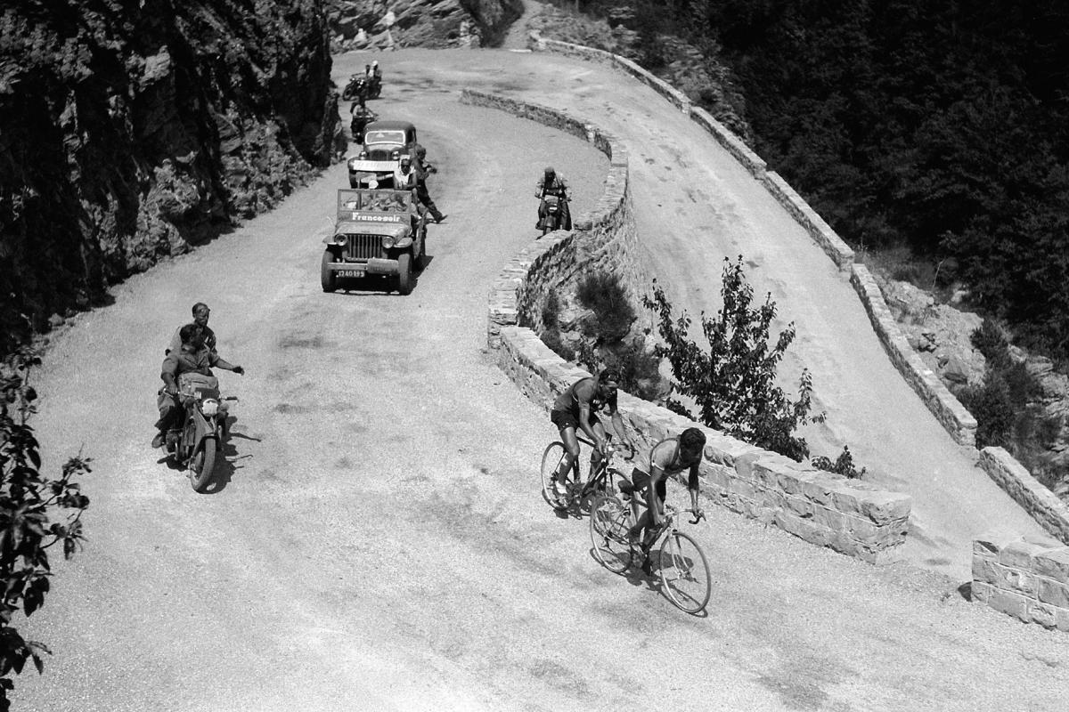 Apo Lazaridès et Louison Bobet grimpent le col de Turini (Tour 1948).