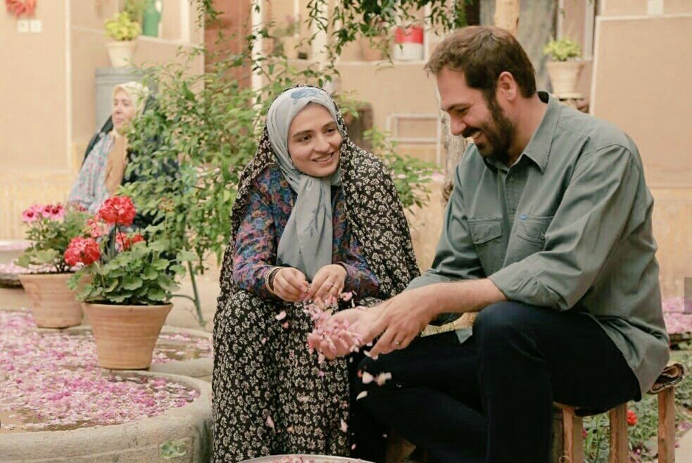 Şairin; 
"Eğer bu yolun sonunda seni göğsümde dinlendireceksem beklemekte güzel."