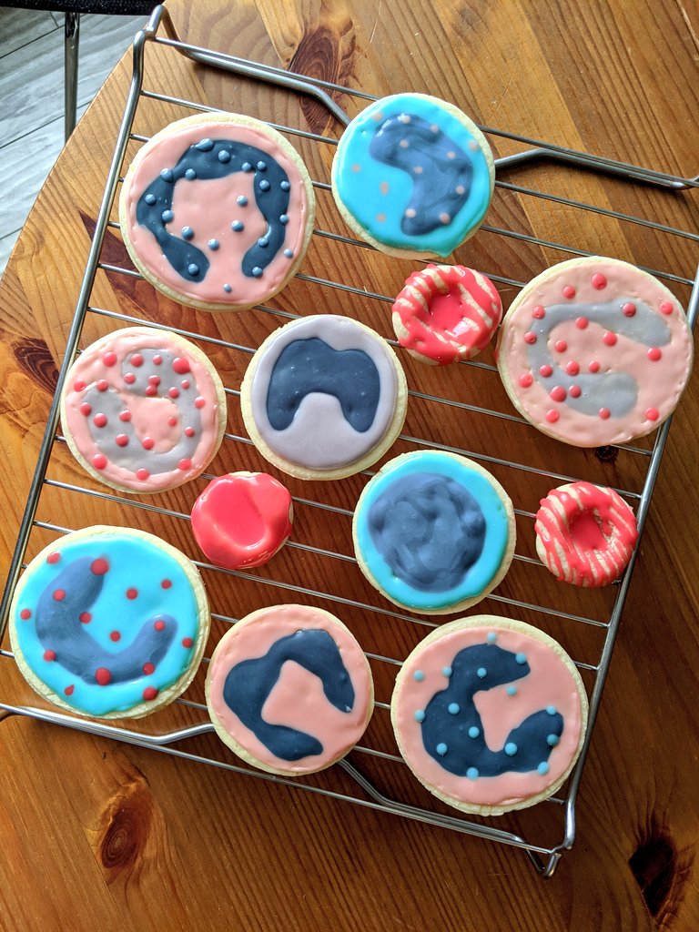 _TaraKrishnan_'s tweet photo. I made peripheral smear cookies (not 100% accurate based on the amount of frosting colors I had left hehe) 🍪🩸 #PathTwitter #PathMatch22 #path2path https://t.co/mNkaaDEq1B
