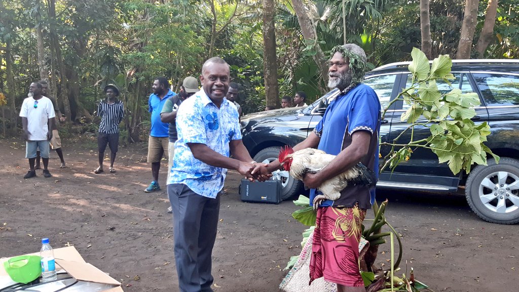 An aquaculture model farmer in Middlebush Tanna receives government support through Fisheries Department - a generator and fish feed supplies. He started without gov assistance, and has so far sold 60 kgs tilapia fish.  #VanuatuFisheries #Aquaculture #Tanna #Vanuatu_i_redi