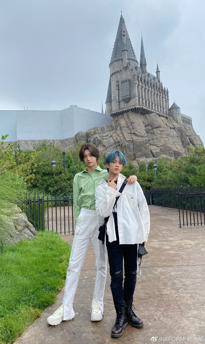 sun yinghao and sun yihang at universal studios 🤍🥺