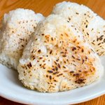 とろけたチーズがとっても美味しそう!小腹が空いたときにも良さそうな「焼きおにぎり」レシピ!