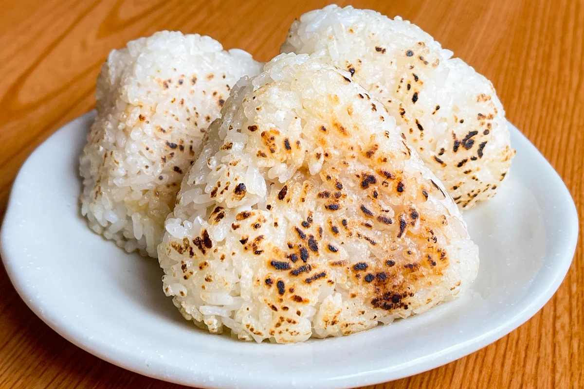 とろけたチーズがとっても美味しそう！小腹が空いたときにも良さそうな「焼きおにぎり」レシピ！