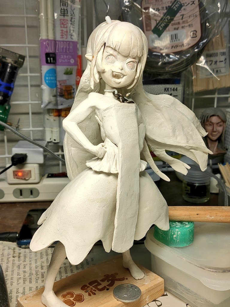 توییتر モナムールみなも در توییتر このフィギュアの最大難所の一つ 髪の造形に目途がついた 右後髪 の先はスカートと接触固定しており また透明輪パーツも髪の一部と接触固定させることで安定した姿勢を維持できるはずだ さて 公式絵では見えてない後髪は