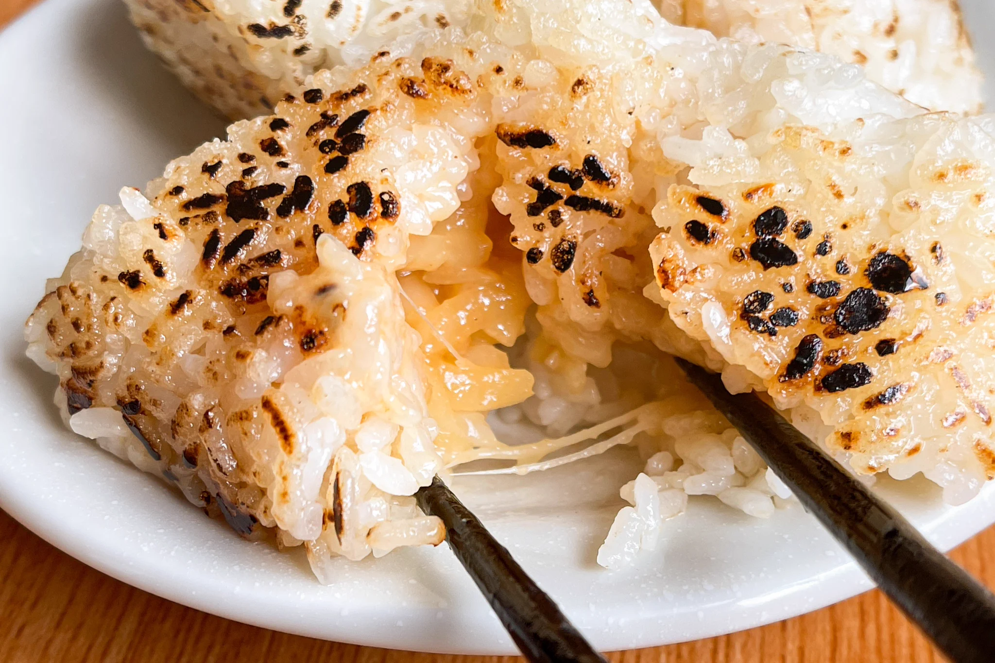 とろけたチーズがとっても美味しそう！小腹が空いたときにも良さそうな「焼きおにぎり」レシピ！