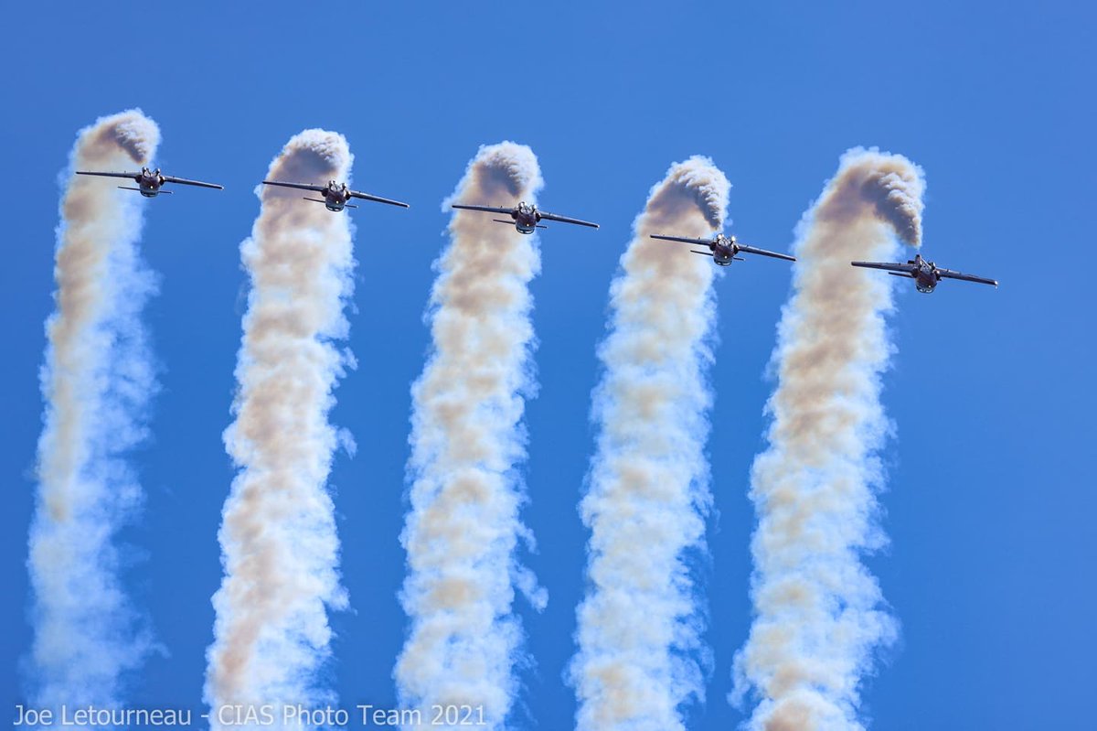 CFSnowbirds's tweet photo. Smoke ON at 2:20pm today. Your chance to see us in #the6ix if you didn't catch us yesterday! Heres some great pictures from our show over #Toronto. Tag us in your pictures and videos 🙌😁 
📷Joe Letourneau 
.
.
@CIASToronto #aviation #RCAF #cfsnowbirds #ontario #waterfrontshow https://t.co/0C6Qpp9VI6